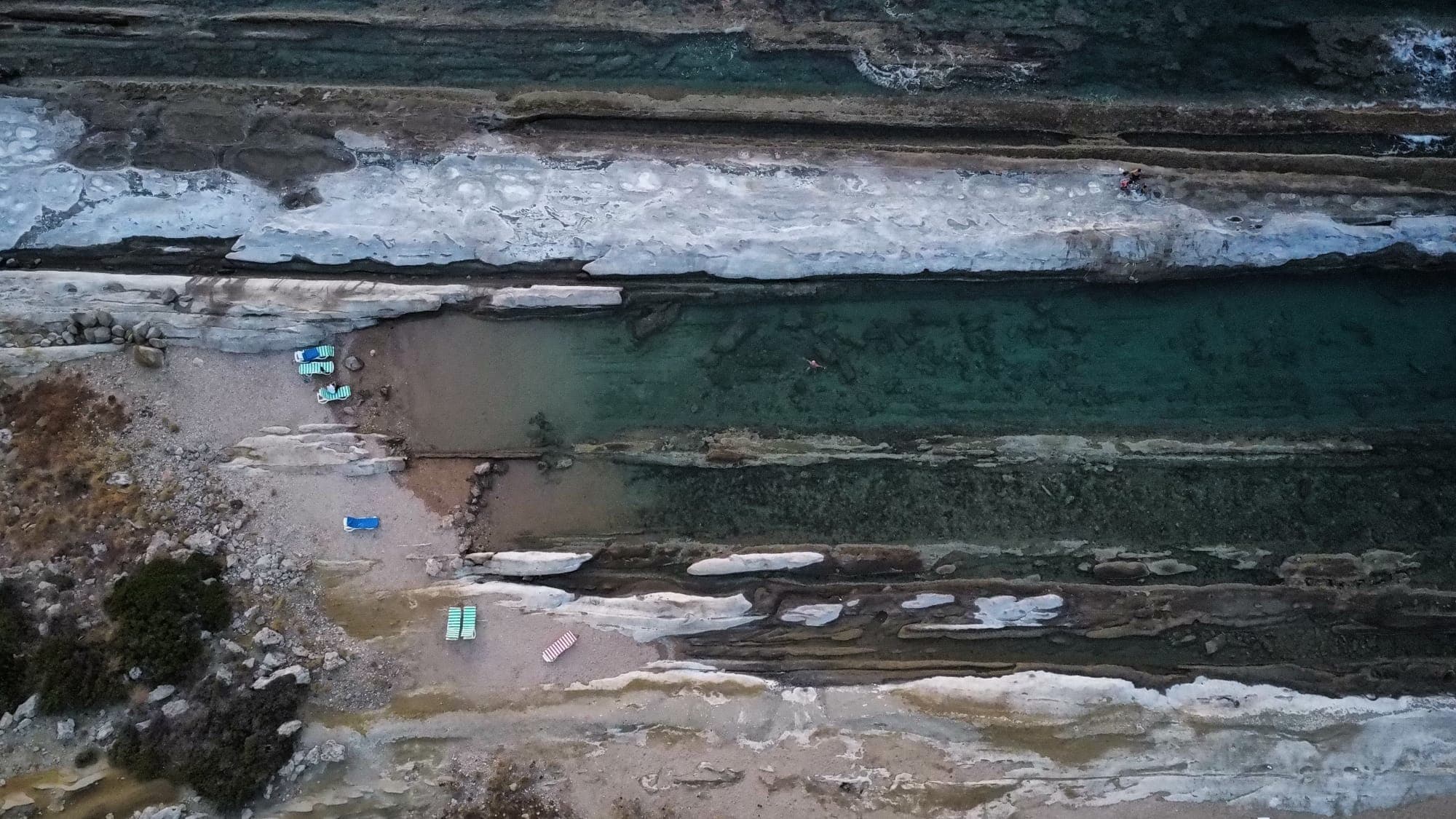 Pohled na pláž z dronu