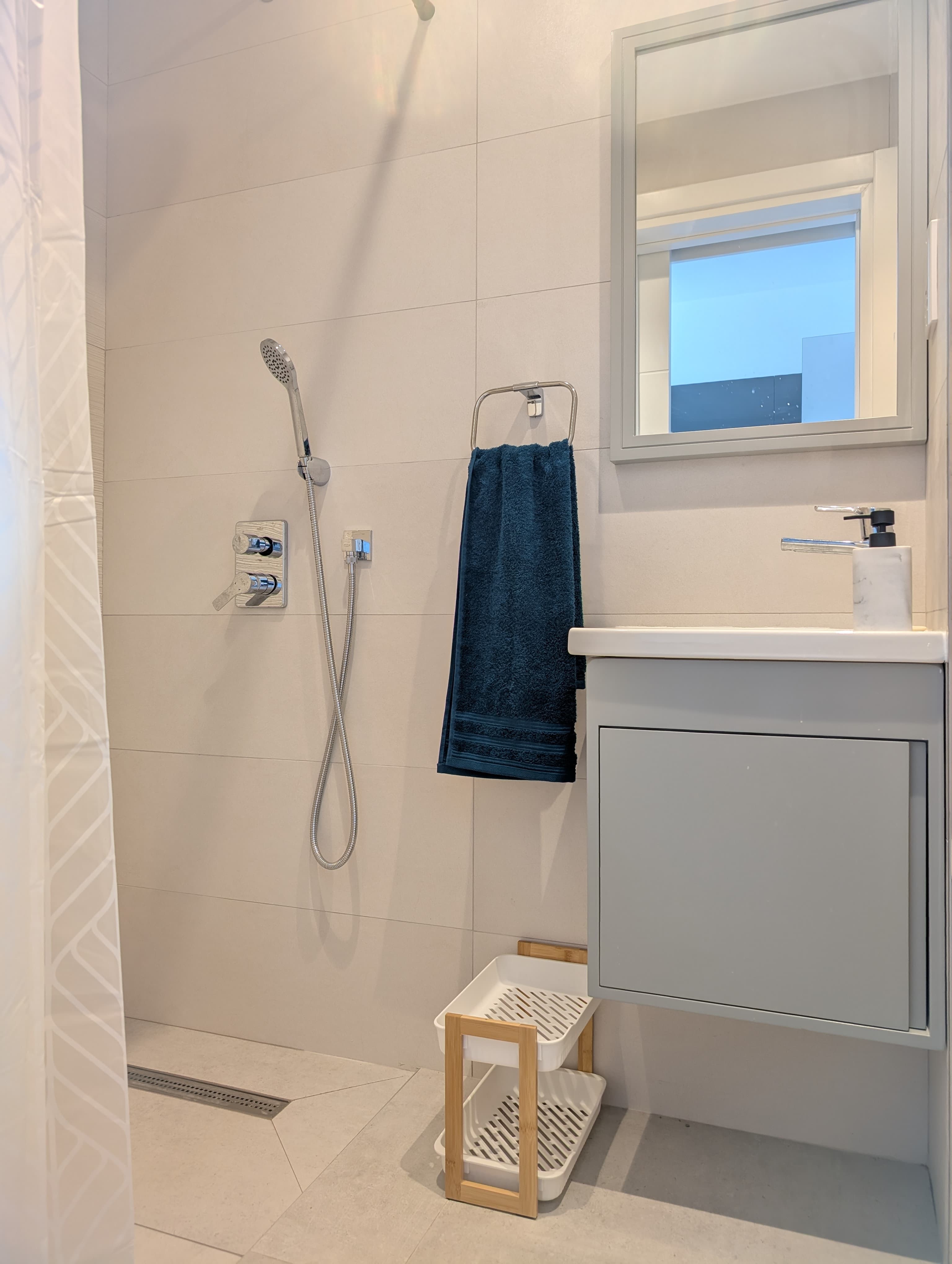 Moderní koupelna se sprchou